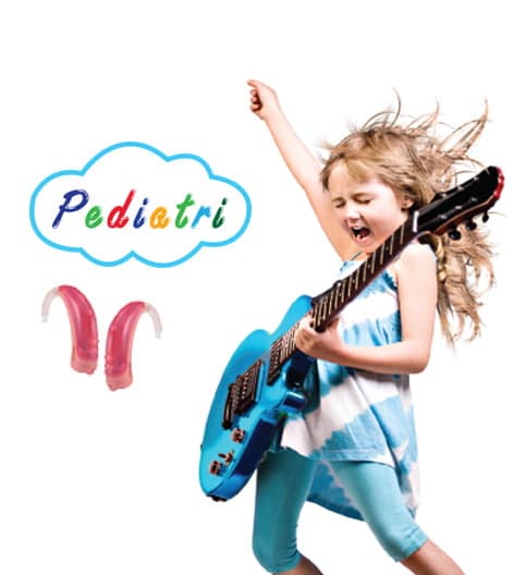 Pediatrik işitme cihazı kullanan çocuk
